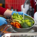 Găng tay cao su y tế không bột vì sao được dùng trong nấu ăn?
