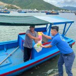 Công ty TNHH Nam Long tặng găng tay cho ngư dân